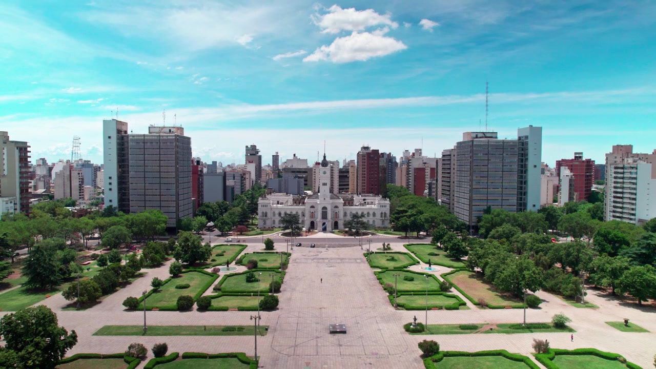 Ripresa aerea con drone in allontanamento dalla torre dell'orologio del municipio in stile neorinascimentale tedesco, che rivela Plaza Moreno e lo skyline urbano a La Plata, Buenos Aires, Argentina.