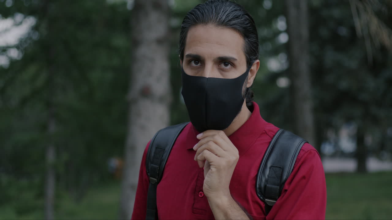 hombre con máscara en el parque