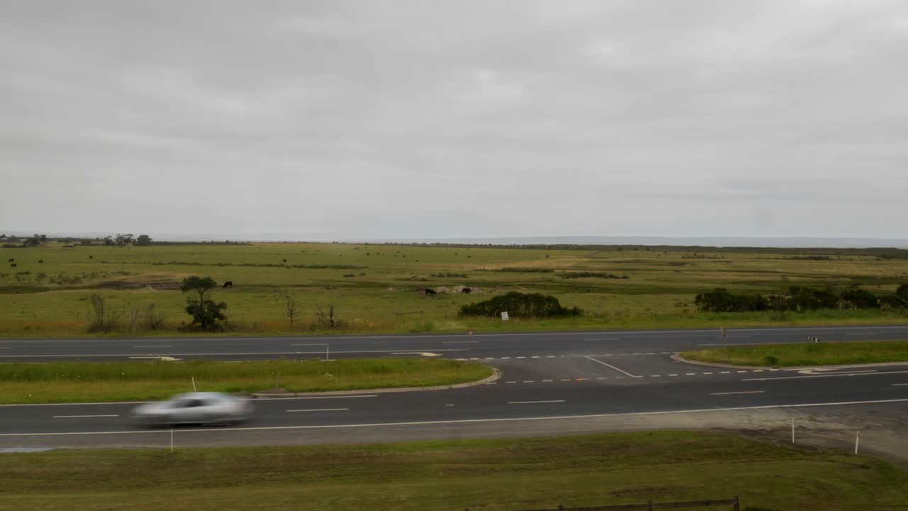 시골 고속도로에서 자동차의 모션 블러가 있는 시간 경과