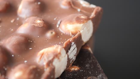 primer plano de una barra de chocolate con avellanas
