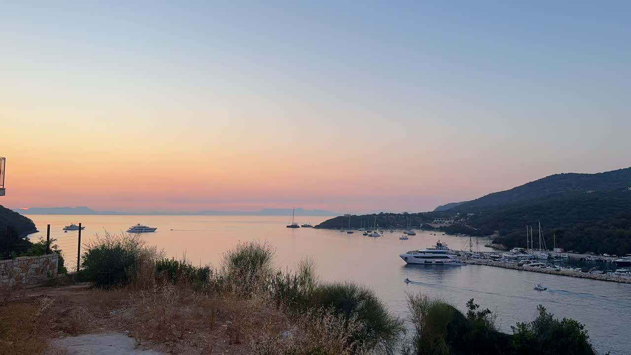 시보타 포트 (sivota port) 는 여름에 해가 지는 저녁, 타임 스 (time lapse) 이다.