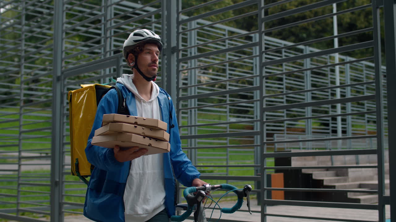 Livreur avec une pizza sur un vélo