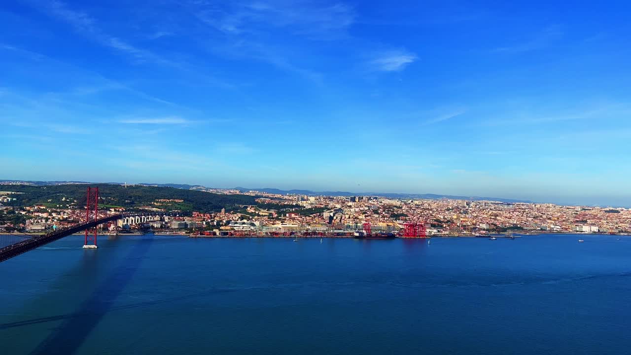 포르투갈 리스본 근처 알마다 의 ponte 25 de abril 4k