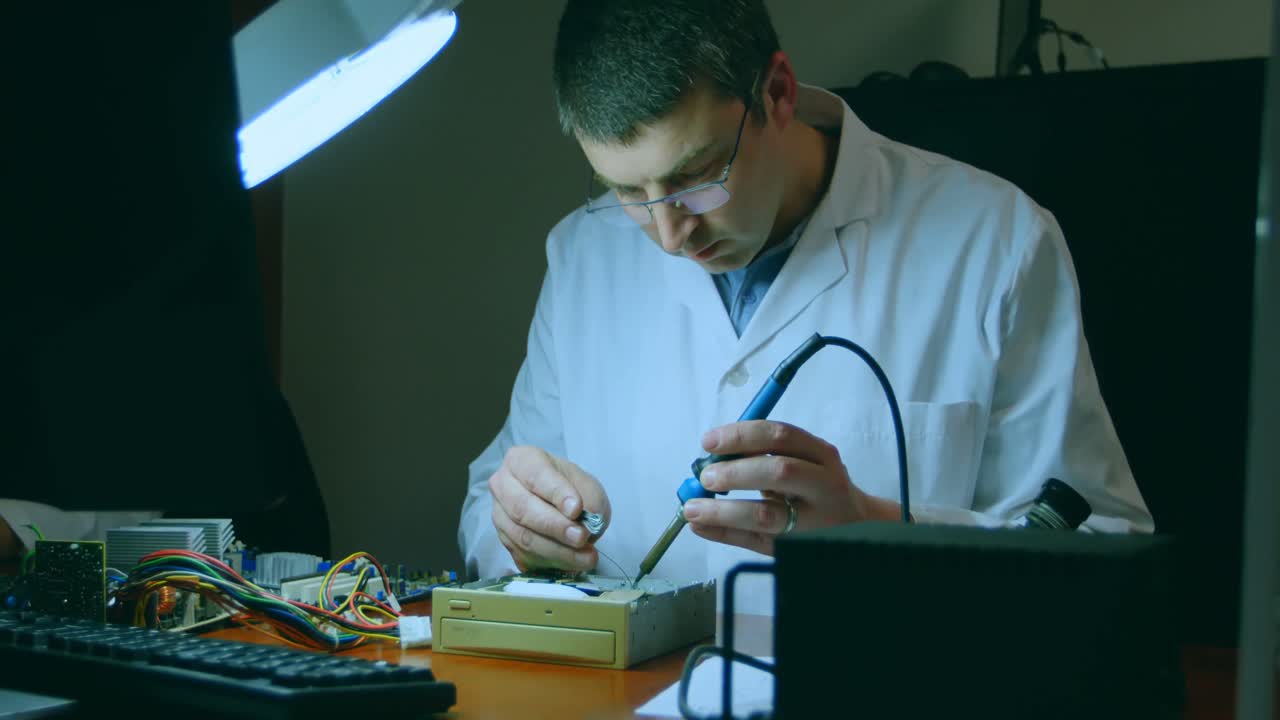 ingeniero robótico ensamblando placa de circuito en el escritorio 4k