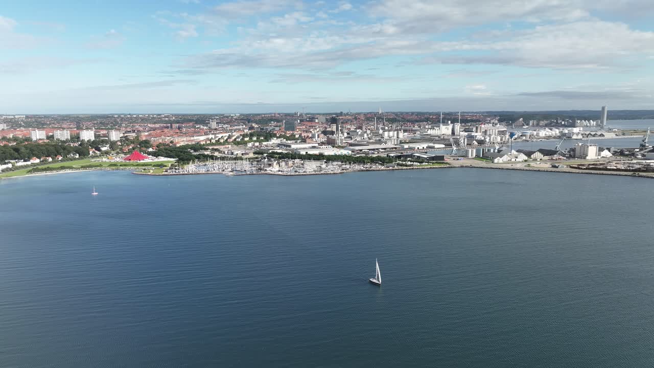 덴마크 아르후스 만 을 항해 하는 항해 보트 - 파노라마 도시 풍경 배경 을 가진 여름 항공 사진