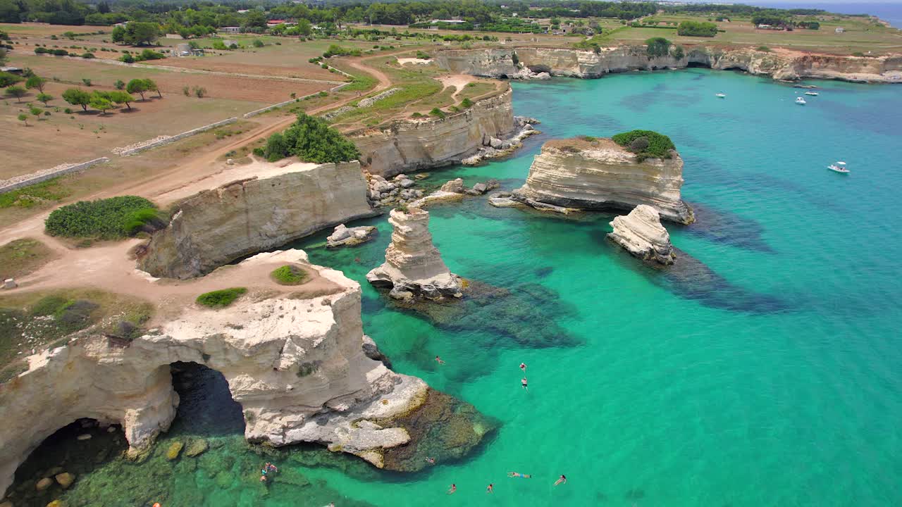 여름에 이탈리아 아풀리아 토레 델로르소 근처의 산탄드레아 암석층의 4k 항공