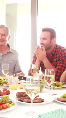 familia orando antes de comer el almuerzo