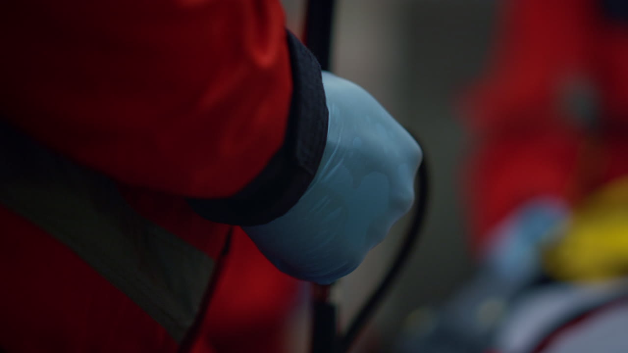 médico midiendo la presión arterial del paciente con un tonometro