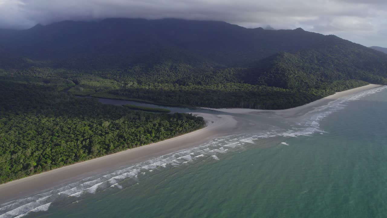 playa de arena blanca y vegetación exuberante en el parque nacional daintree, extremo norte de queensland, australia - toma aérea de drones