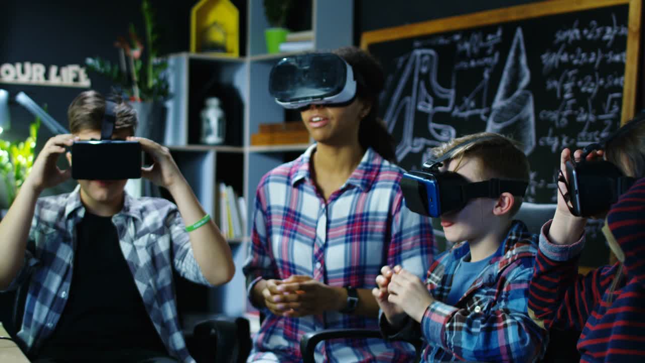 niños con el maestro explorando el mundo virtual