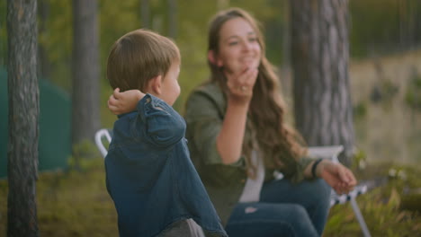 Kleiner-Junge-Und-Mutter-Werfen-Steine-Ins-Wasser-Des-Sees-Und-Ruhen-Sich-Am-Wochenende-In-Der-Natur-Aus.-Familie-Reist-Im-Wald