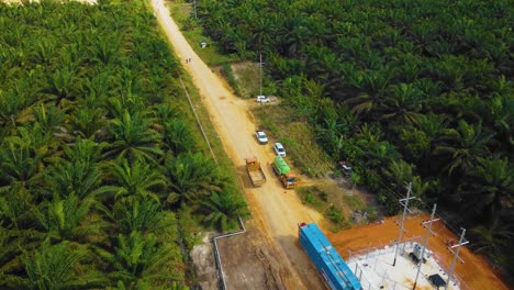 Imágenes-Cinematográficas-De-Drones-De-La-Estructura-Del-Equipo-De-La-Plataforma-De-Perforación-En-Tierra-Para-La-Exploración-Y-Explotación-De-Petróleo-En-Medio-De-La-Jungla-Rodeada-De-Palmeras-Durante-La-Puesta-De-Sol-Y-El-Alto-Precio-Del-Petróleo