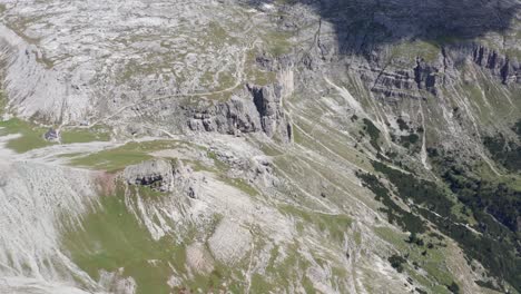 Drone-shot-of-The-Dolomites-mountain-range-in-Italy-that-is-part-of-the-Southern-Limestone-Alps