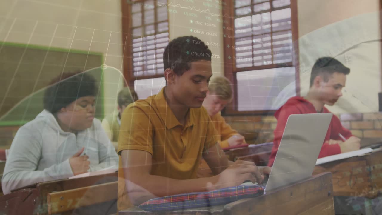 animación del procesamiento de datos en diversos estudiantes que usan computadoras portátiles