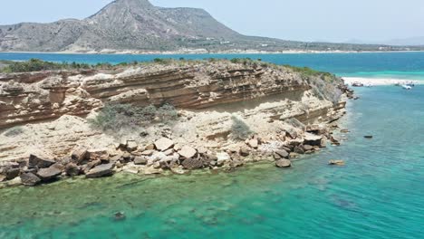 Costa-Rocosa-Y-Playa-Blanca-En-Isla-Cabra-Con-Promontorio-De-Montecristi-En-El-Fondo,-República-Dominicana