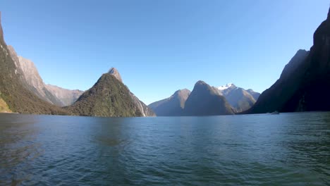 navegando por milford sound en nueva zelanda