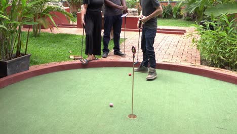 Gente-Divirtiéndose-En-El-Green-Del-Campo-De-Minigolf