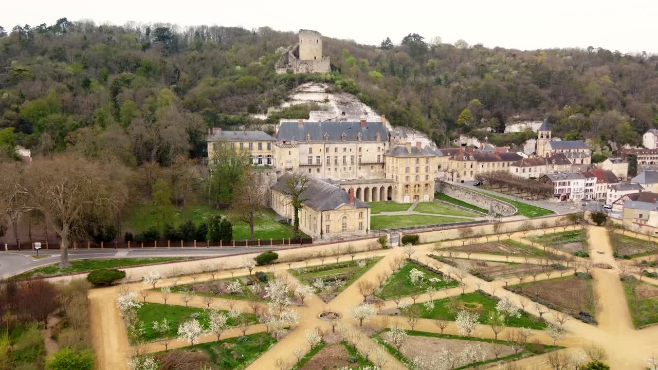 프랑스 파리 근처의 chateau de la roche-guillon의 4k 드론 뷰