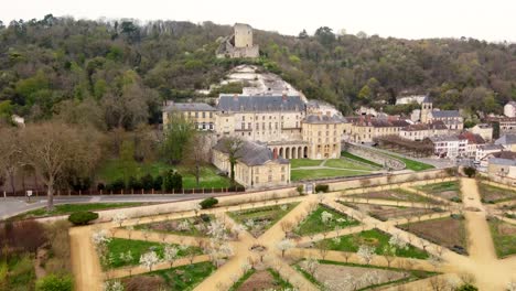 Vista-De-Drones-4k-Del-Castillo-De-La-Roche-guyon-Cerca-De-París,-Francia-Desde-El-Aire