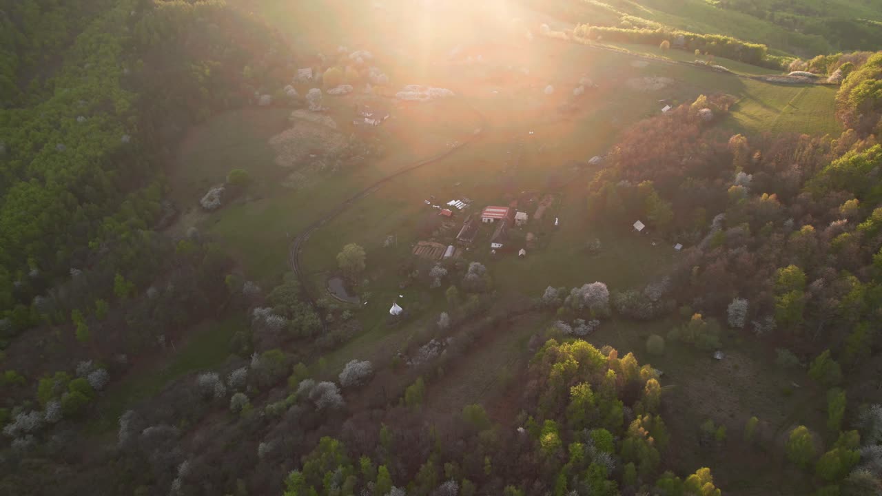 슬로바키아의 낮은 타트라 숲 환경의 언덕 꼭대기에 있는 작은 마을