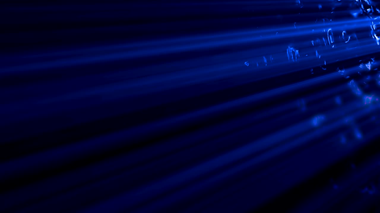 위에서 비추는 빛의 부피선은 두꺼운 공기 베일을 고 들어갑니다.