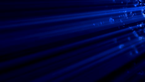los rayos volumétricos de luz que brillan desde arriba penetran a través del grueso velo de aire.