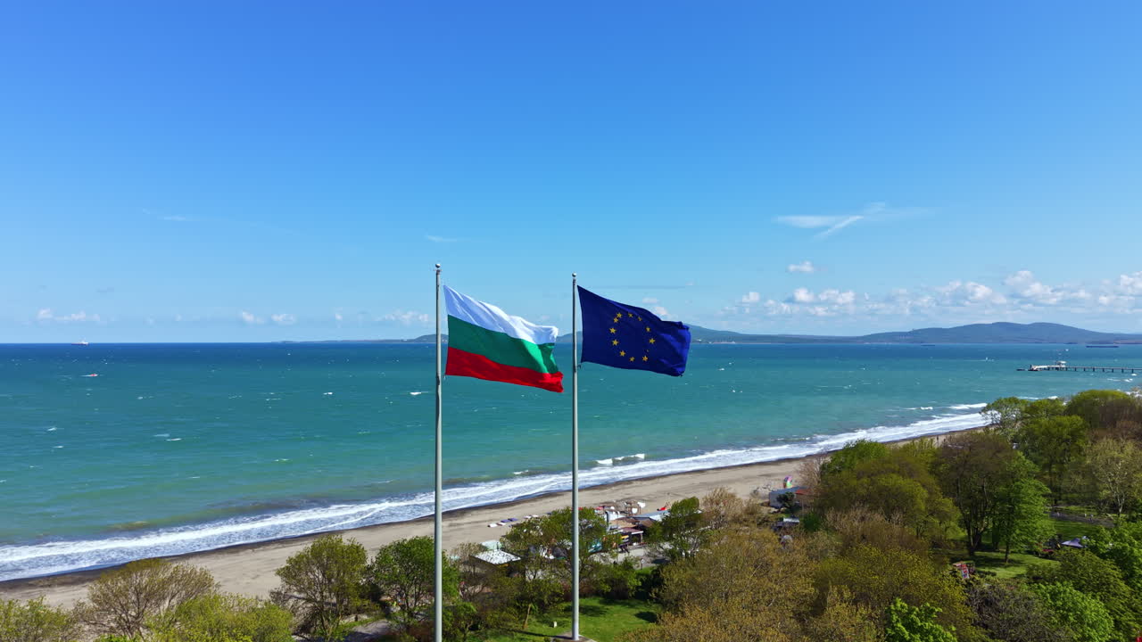 Bandiere della Bulgaria e dell'Unione Europea sventolano alte sulla costa del Mar Nero in una giornata di sole
