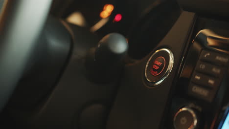 primer plano del botón de arranque o parada de un automóvil y los controles del tablero de instrumentos