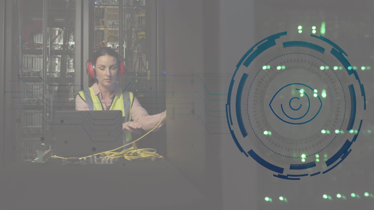 animación del procesamiento de datos sobre una trabajadora caucásica en la sala de servidores