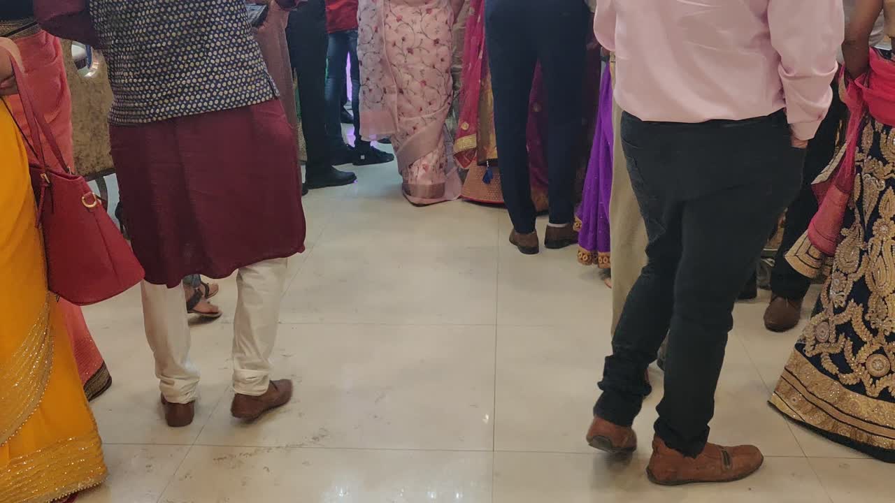 인도 결혼 행사에서 연회장 내부로 이동하는 결혼식을 위해 옷을 입은 사람들