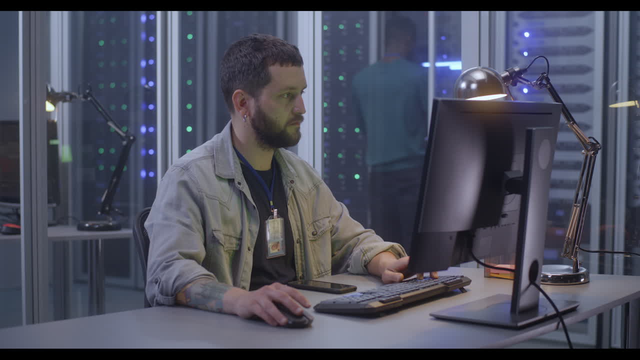 es profesional trabajando en una sala de servidores