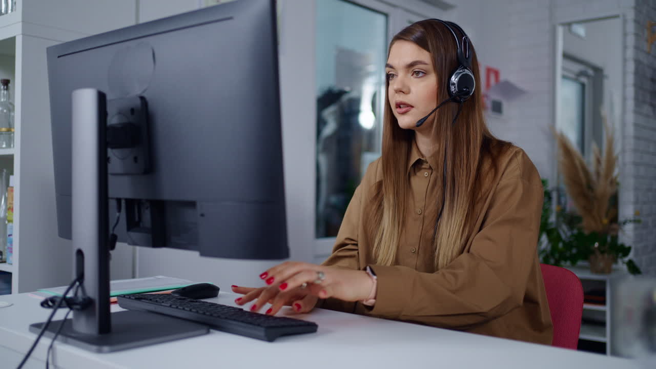 mujer trabajando en la computadora en la oficina