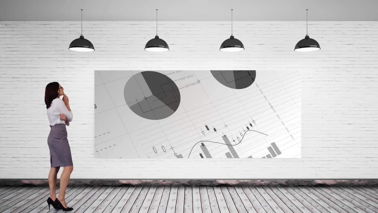 цифровой композит деловой женщины, изучающей анализ данных.