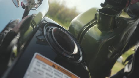 verter agua en el tanque de gasolina de la motocicleta