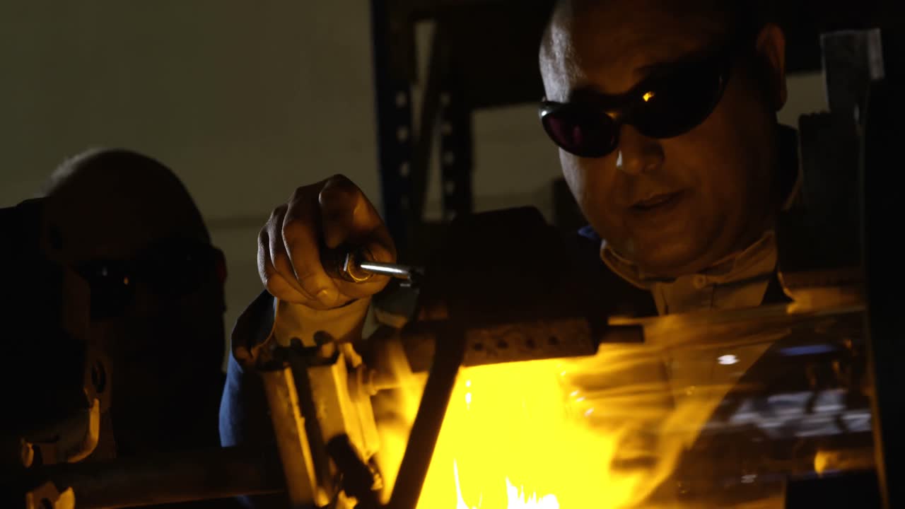 Operaio indiano maturo che produce vetro in una vetreria 4k