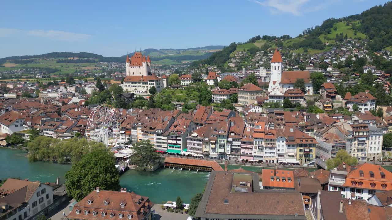 fotografía aérea del casco antiguo de la ciudad de thun en suiza