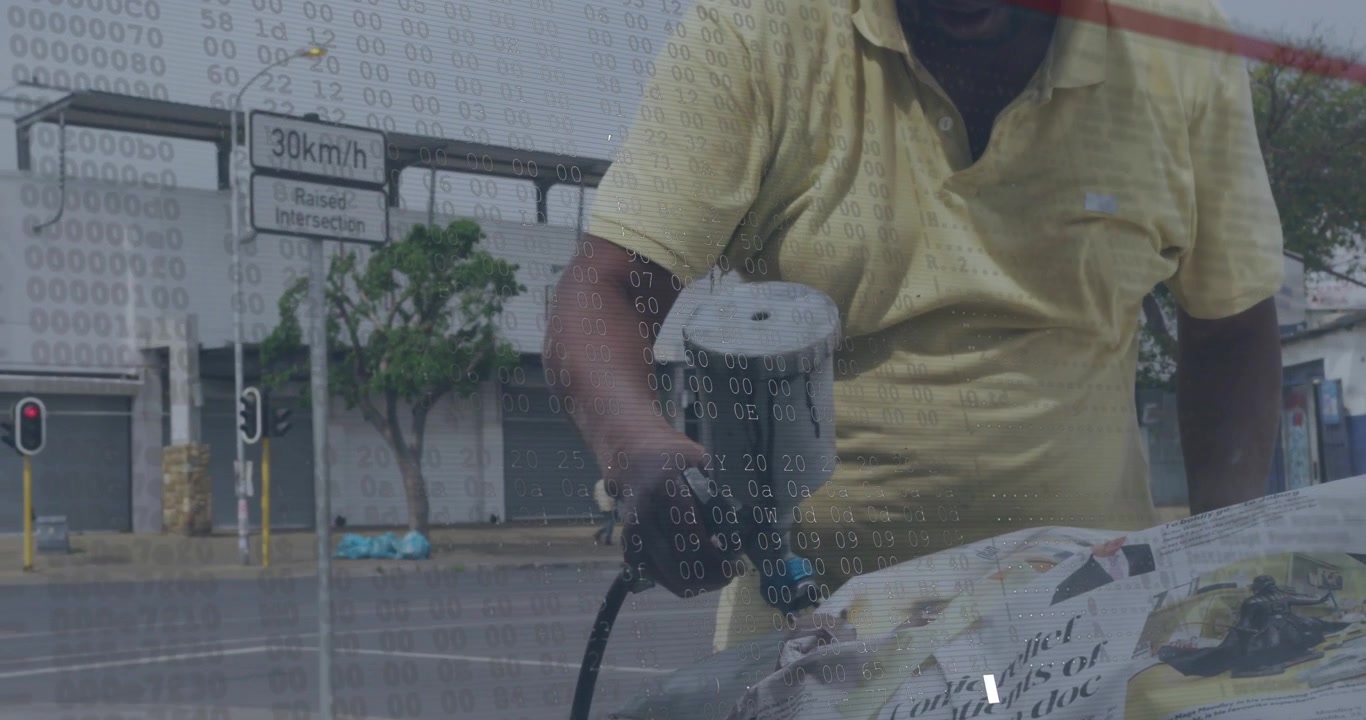 Adam, otomobil tamiri için kağıt örtü üzerine el tipi püskürtücüyü sıkıyor, eğilerek nozulu gezdiriyor.