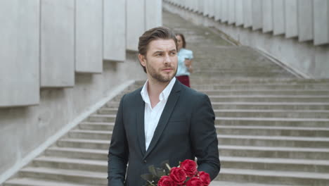 Novio-Con-Flores-Esperando-A-Su-Novia.-Hombre-Y-Mujer-Reuniéndose