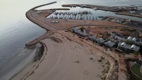 Antena-De-Drone-Que-Muestra-El-Puerto-De-Exmouth-Beach-Y-El-Complejo-De-Mantarrayas