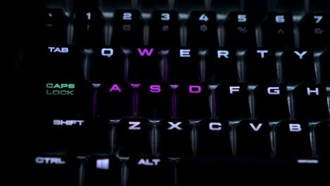 teclado iluminado retroiluminado en blanco con las teclas wasd alternando colores de azul a rojo en contraste para una experiencia de juego perfecta con un patrón de respiración