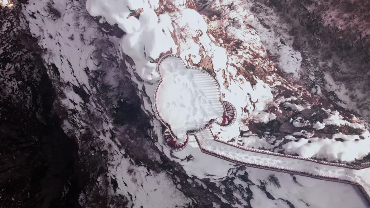 공중에서 드론으로 촬영하는 캐년, 드론이 떠오르는 발라 캐년 카스타모누