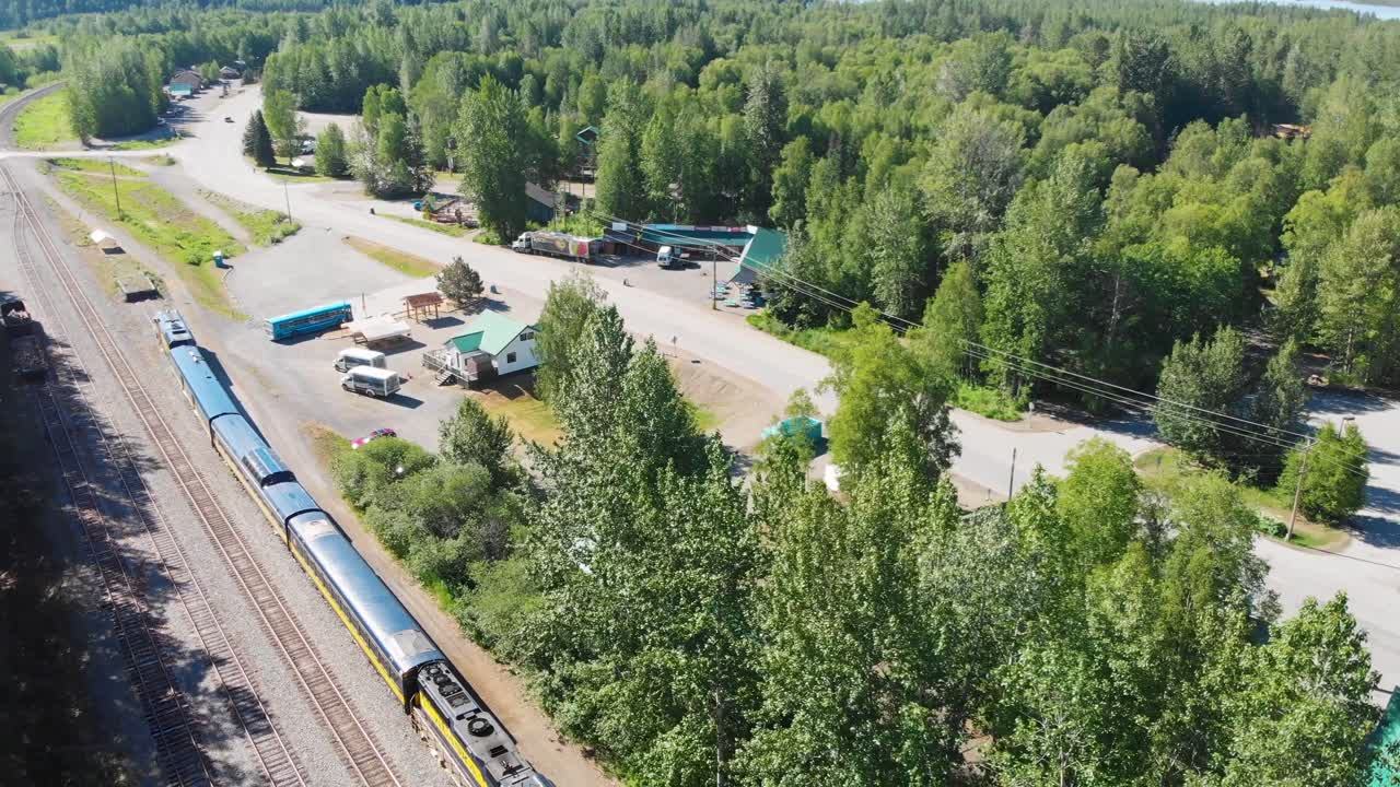 4k видео с дрона поезда и станции железной дороги аляски в талкитне, аляска, солнечным летним днем