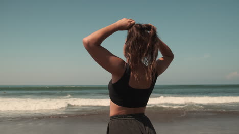una mujer en una playa.