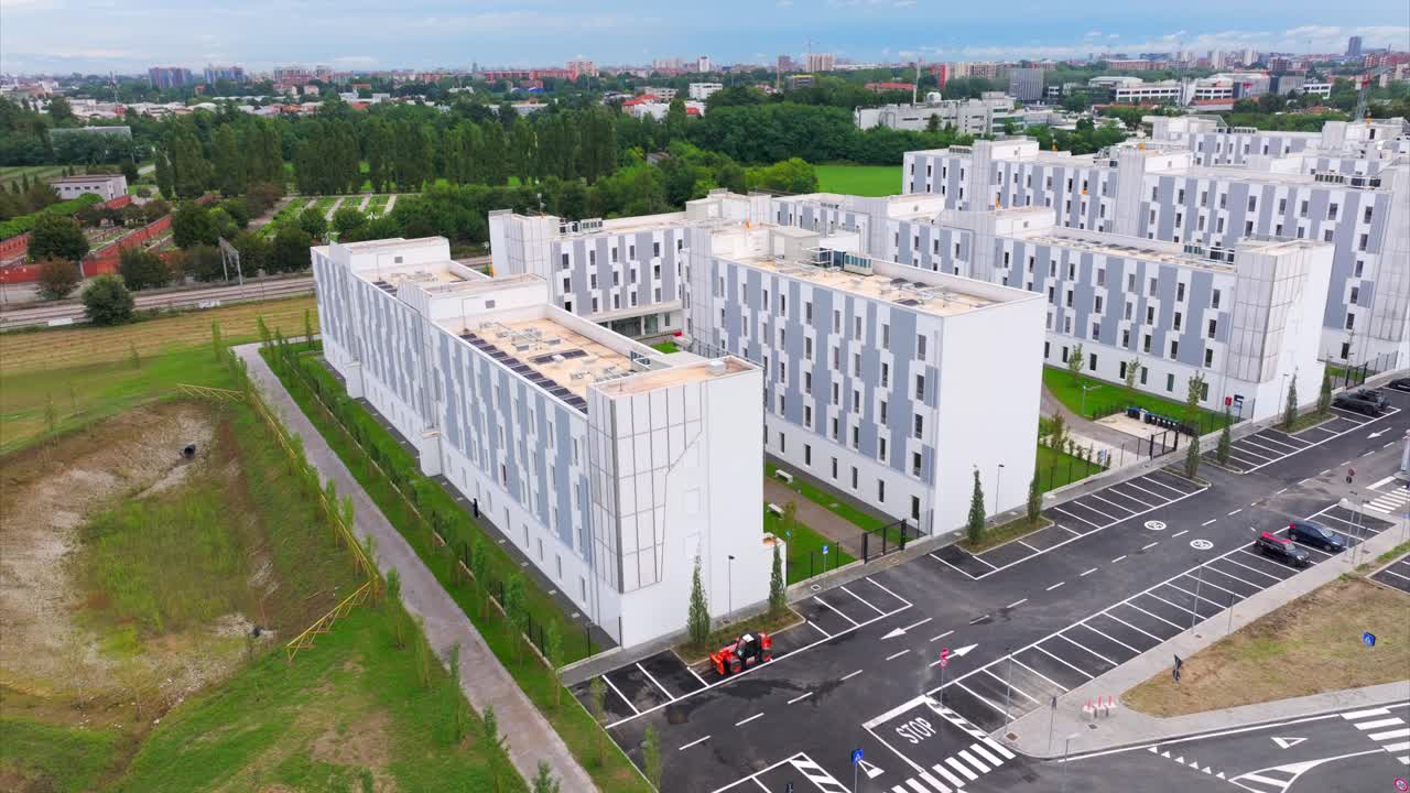 vista aérea de un complejo de apartamentos modernos