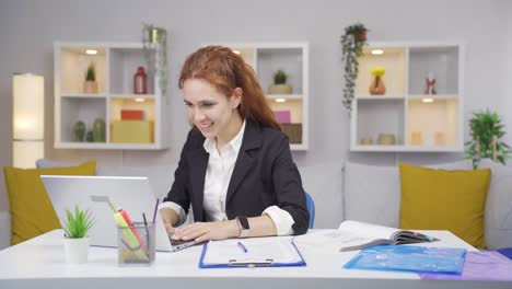 trabajadora de oficina en casa, mujer divertida trabajando en una computadora portátil, usándola.