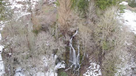 Wasserfall-Im-Wald-Des-Harzgebirges,-Deutschland---Luftdrohnenaufnahme
