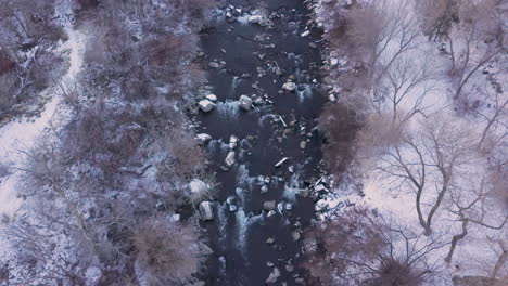 mirando hacia abajo a un río caudaloso en invierno