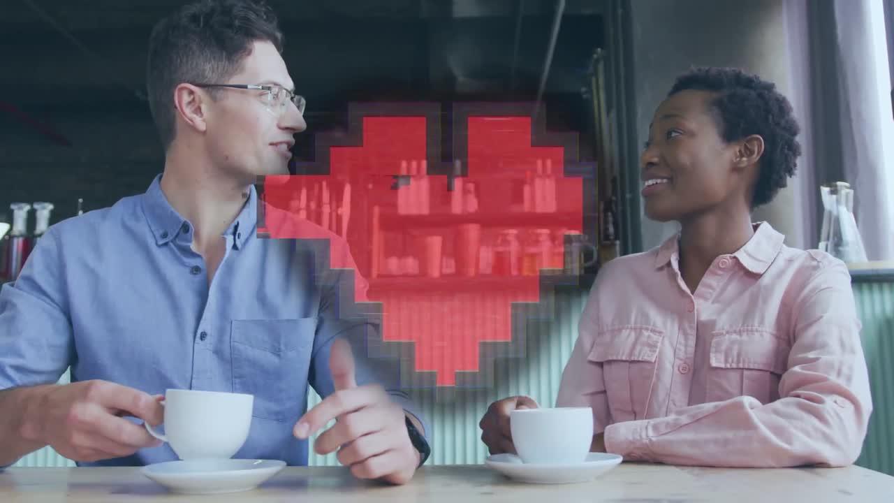 animación de corazón digital sobre feliz pareja diversa bebiendo café en una cafetería