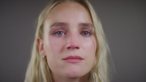emocional joven mujer rubia