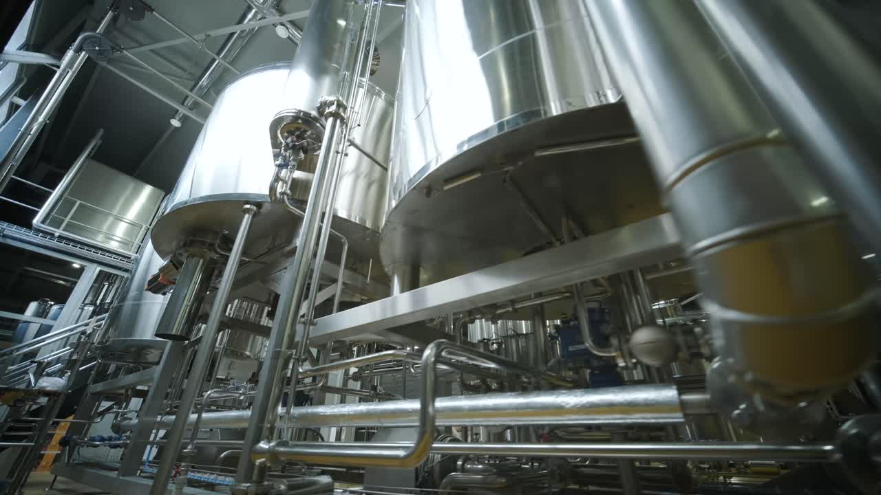 Pabrik bir kerajinan modern. Produksi bir kerajinan. Peralatan modern di pabrik bir, tangki logam, produksi minuman beralkohol